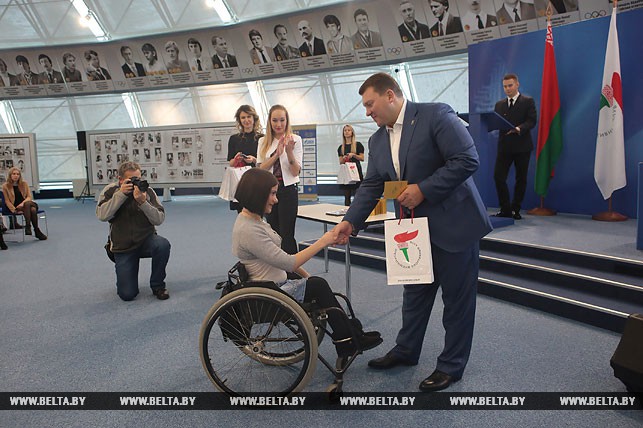 Дмитрий Лукашенко вручает свидетельство Дарье Кульш (спортивные бальные танцы на инвалидных колясках)