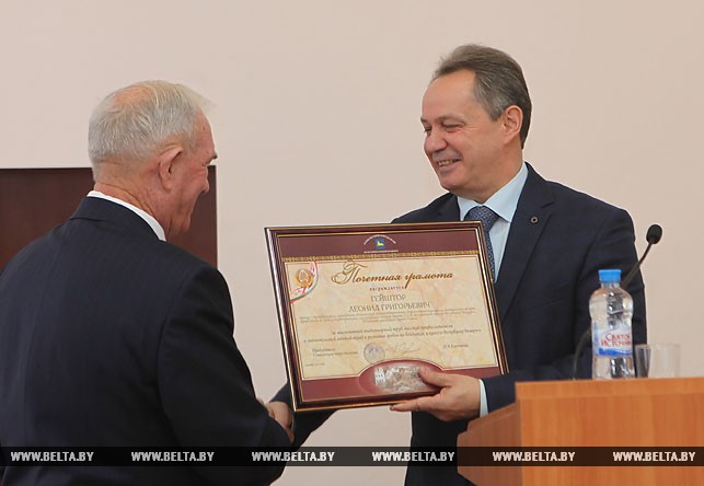 Председатель Гомельского горисполкома Петр Кириченко поздравляет Леонида Гейштора