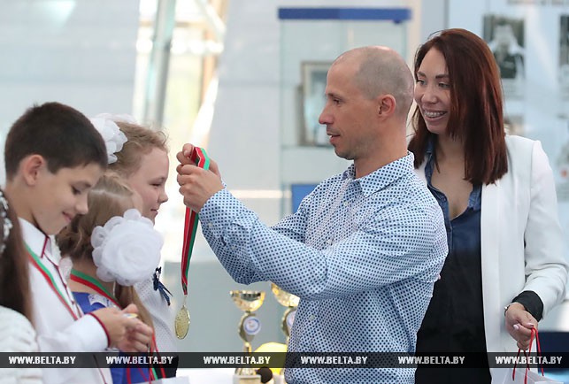 Награждают победителей фристайлист Дмитрий Дащинский и легкоатлетка Марина Арзамасова