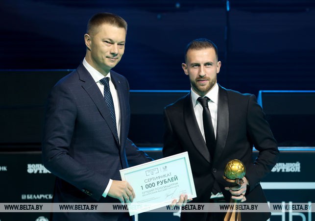 Заместитель Председателя Правления Сергей Мельник (слева) вручает награду Игорю Стасевичу