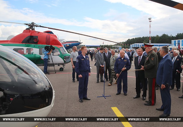 Премьер-министр Беларуси Андрей Кобяков во время посещения аэродрома Липки