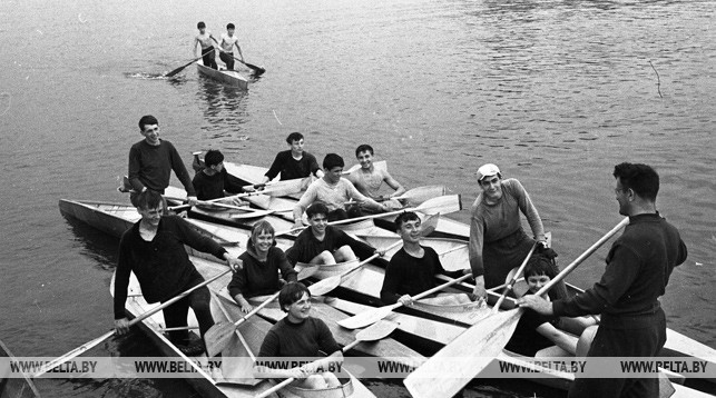 Учащиеся Могилевской областной ДСШ на занятиях по гребле на реке Днепр, 1968 год
