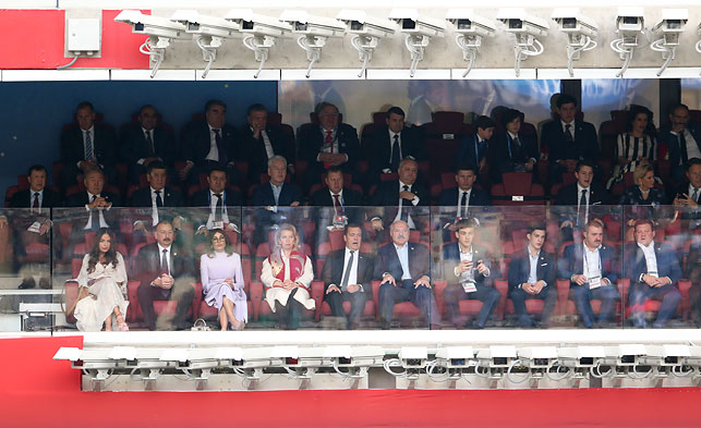 На стадионе присутствует Президент Беларуси Александр Лукашенко. Фото БЕЛТА