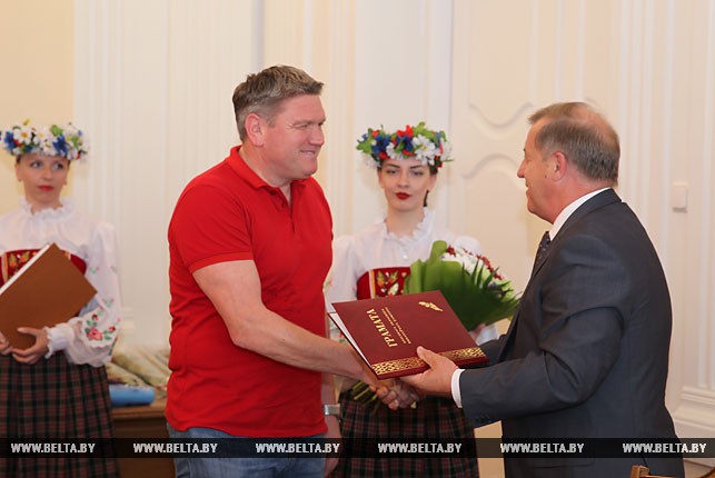 Анатолий Лис вручает почетную грамоту Сергею Бебешко