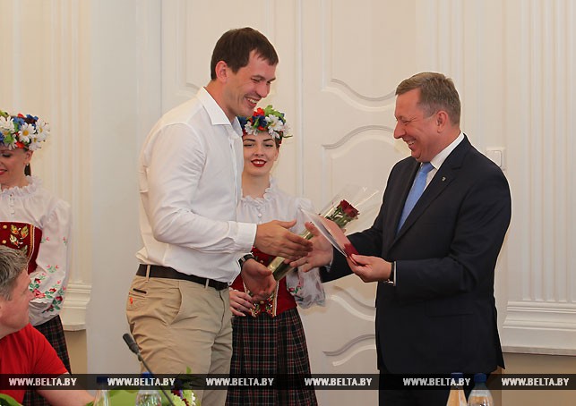 Александр Рогачук вручает почетную грамоту игроку команды Сергею Шиловичу