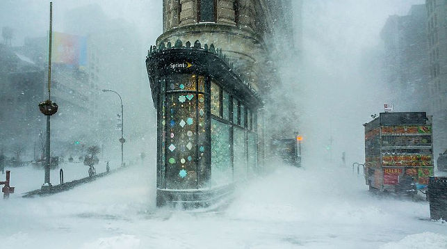 Флэтайрон-билдинг во время снежной бури - почетная награда в категории "Архитектура и места в городе". Фото Michele Palazzo