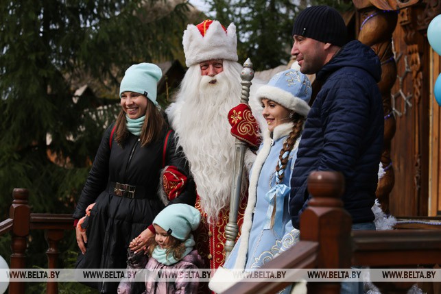 Беловежский Дед Мороз и Снегурочка принимают гостей в Беловежской Пуще.