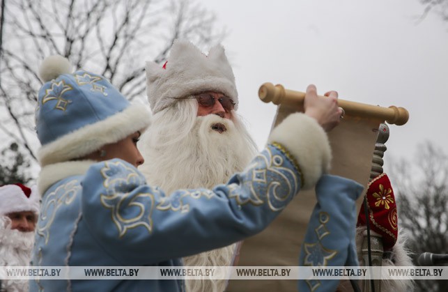 Беловежский Дед Мороз зачитывает текст договора.