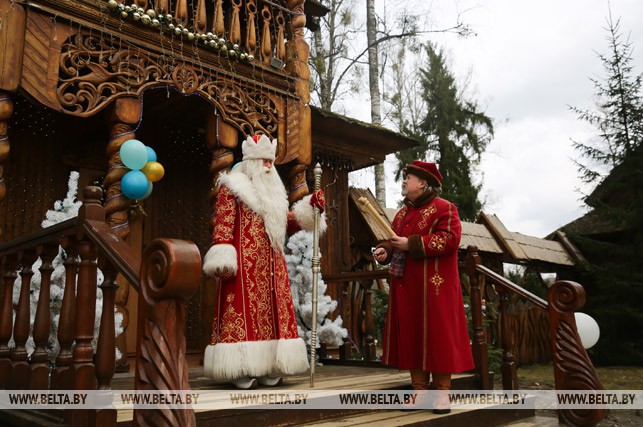 Беловежский Дед Мороз и Янка во время церемонии подписания договора
