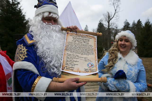 Придвинские Дед Мороз и Снегурочка на церемонии подписания договора