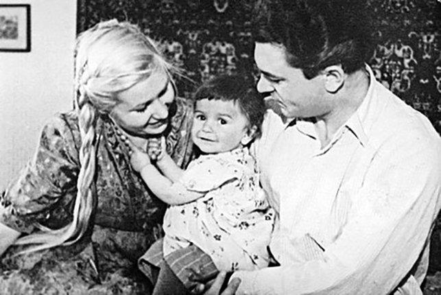 Наталья Бондарчук в детстве с родителями