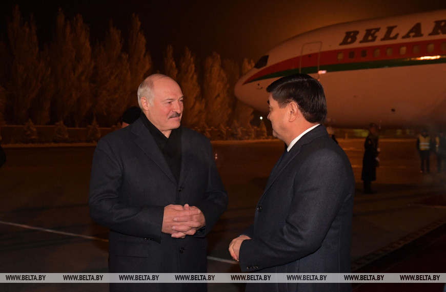 Президент Беларуси Александр Лукашенко и премьер-министр Кыргызстана Мухаммедкалый Абылгазиев