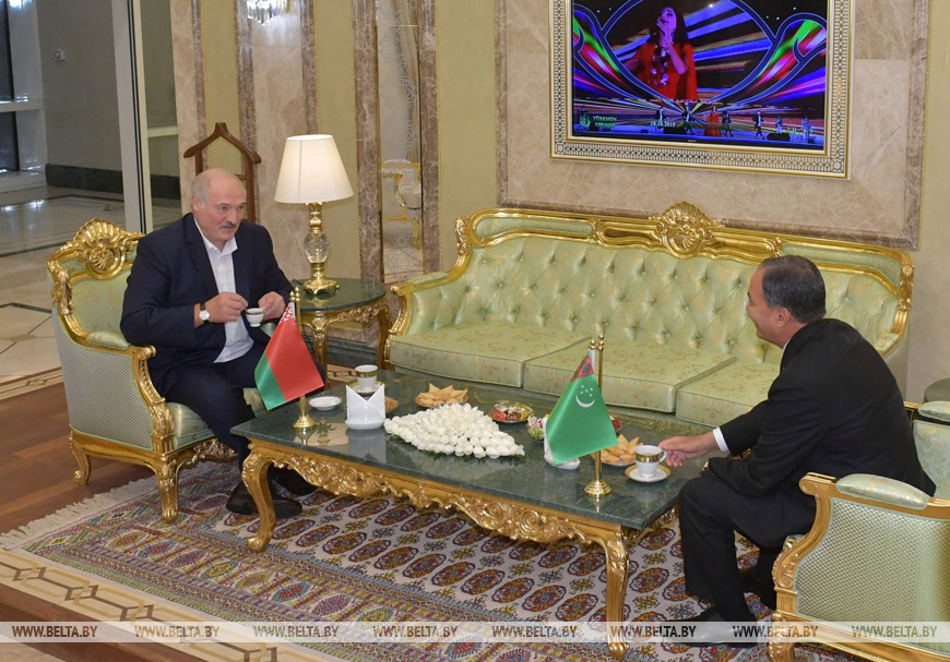 Президент Беларуси Александр Лукашенко и заместитель председателя Кабинета министров Туркменистана Эсенмурад Оразгелдиев