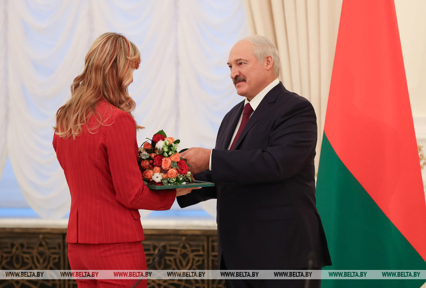 Александр Лукашенко вручает благодарность Людмиле Козловской