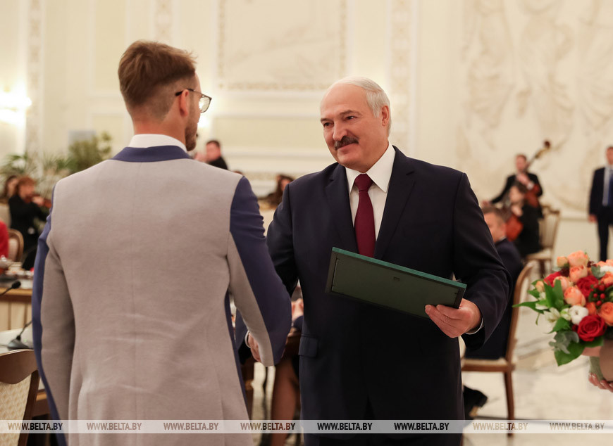 Александр Лукашенко вручает благодарность Дмитрию Натынчику