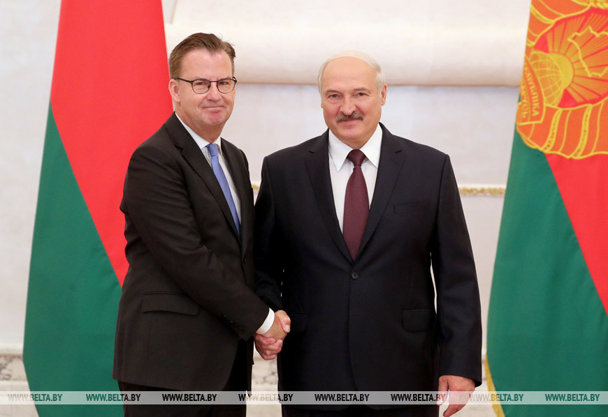 Глава представительства Европейского союза в Беларуси Дирк Шубель и Президент Беларуси Александр Лукашенко