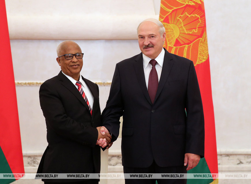 Чрезвычайный и Полномочный Посол Эфиопии в Беларуси Алемайеху Тегену и Президент Беларуси Александр Лукашенко