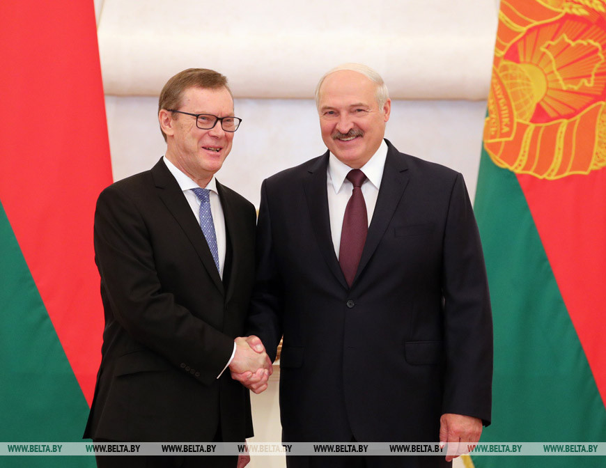 Чрезвычайный и Полномочный Посол Латвии в Беларуси Эйнарс Семанис и Президент Беларуси Александр Лукашенко