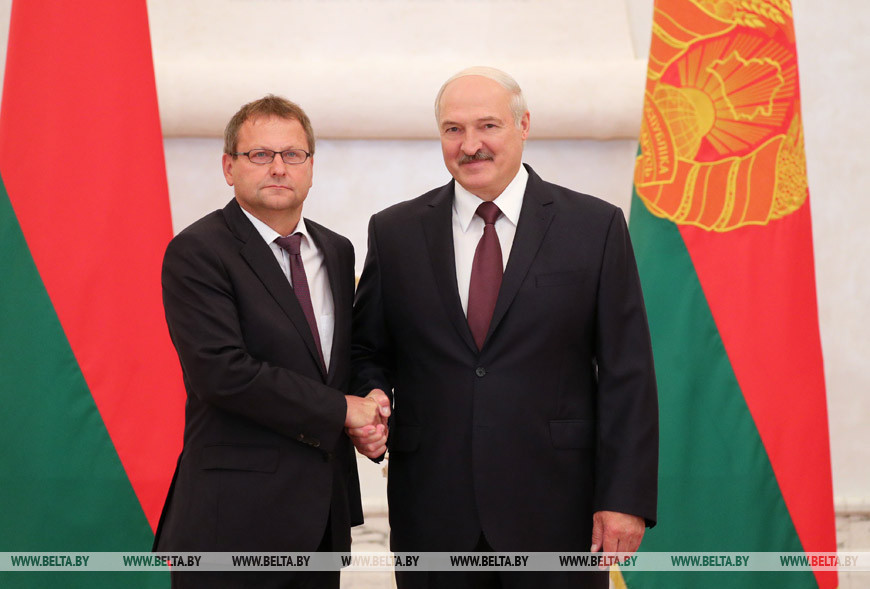Чрезвычайный и Полномочный Посол Германии в Беларуси Манфред Хутерер и Президент Беларуси Александр Лукашенко