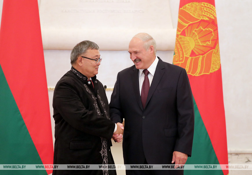 Чрезвычайный и Полномочный Посол Казахстана в Беларуси Аскар Бейсенбаев и Президент Беларуси Александр Лукашенко