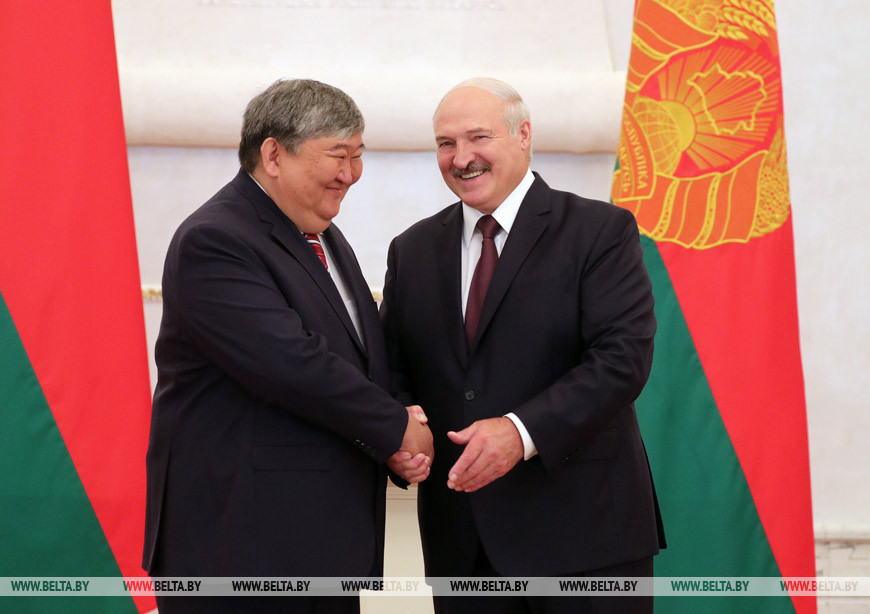 Чрезвычайный и Полномочный Посол Кыргызстана в Беларуси Эрмек Ибраимов и Президент Беларуси Александр Лукашенко