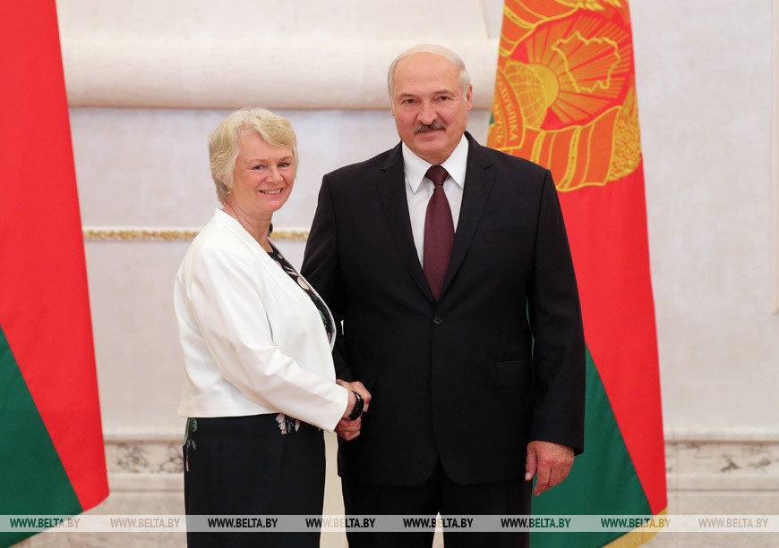 Чрезвычайный и Полномочный Посол Великобритании в Беларуси Жаклин Луис Перкинс и Президент Беларуси Александр Лукашенко