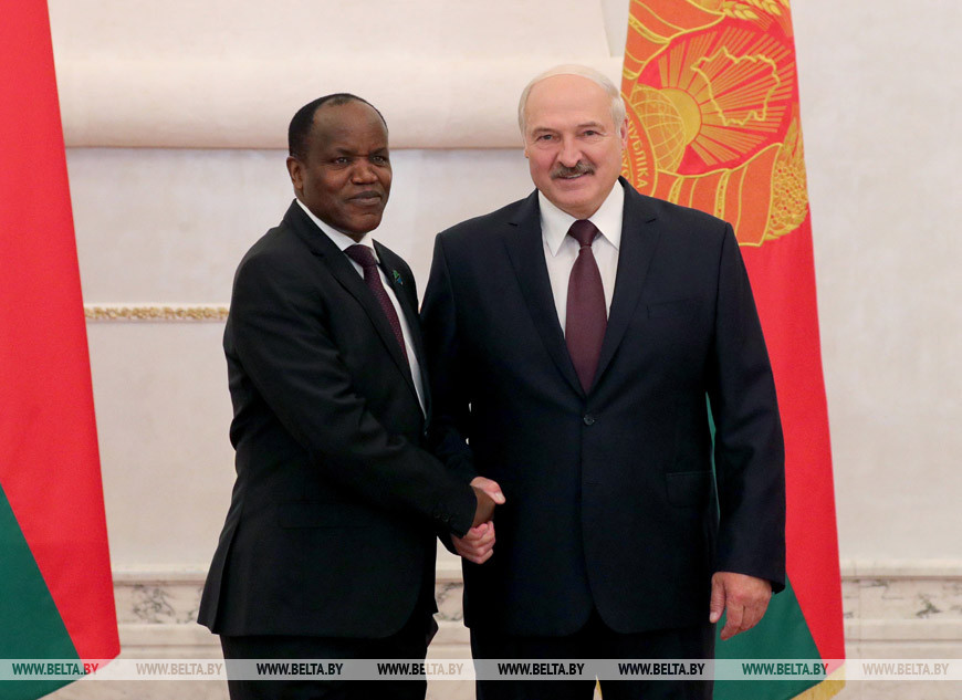 Чрезвычайный и Полномочный Посол Танзании в Беларуси Симон Марко Мумви и Президент Беларуси Александр Лукашенко