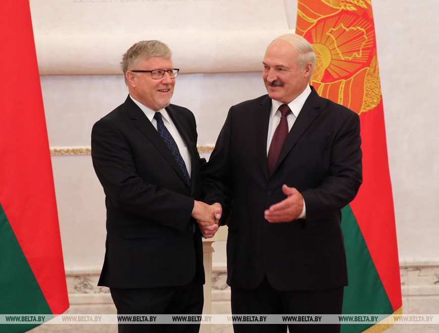 Чрезвычайный и Полномочный Посол Швейцарии в Беларуси Клод Альтерматт и Президент Беларуси Александр Лукашенко