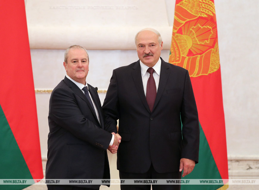 Чрезвычайный и Полномочный Посол Гватемалы в Беларуси Густаво Адольфо Лопес Кальдерон и Президент Беларуси Александр Лукашенко