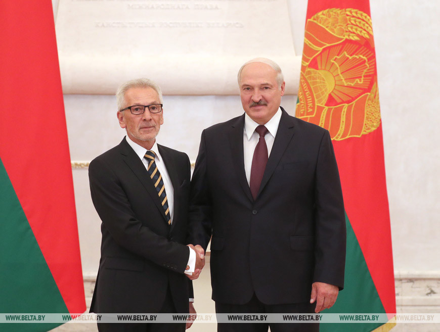 Чрезвычайный и Полномочный Посол Болгарии в Беларуси Георгий Василев и Президент Беларуси Александр Лукашенко