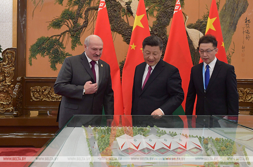 Си Цзиньпин демонстрирует Александру Лукашенко макеты футбольного стадиона и бассейна, которые китайская сторона предполагает подарить Беларуси, апрель 2019 г.