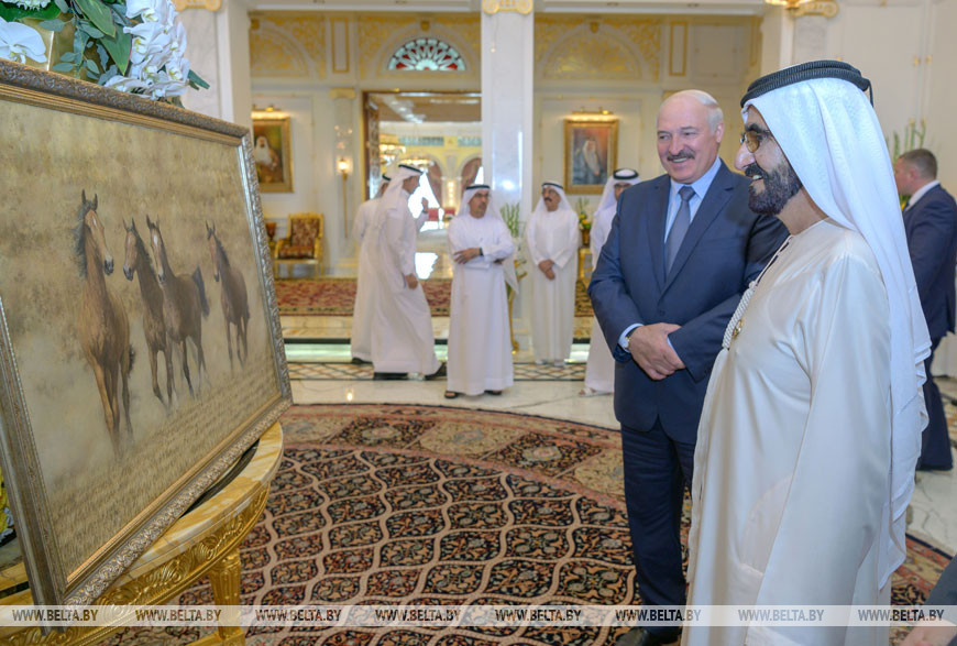 Александр Лукашенко подарил шейху Мухаммеду бен Рашиду картину под названием "Лошади" авторства белорусского художника Андрея Ситько
