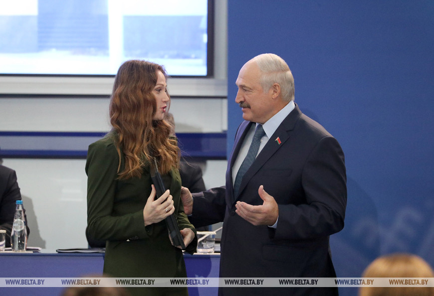 Александр Лукашенко вручил Александре Герасимене почетный знак Национального олимпийского комитета "За заслуги в развитии олимпийского движения в Республике Беларусь"