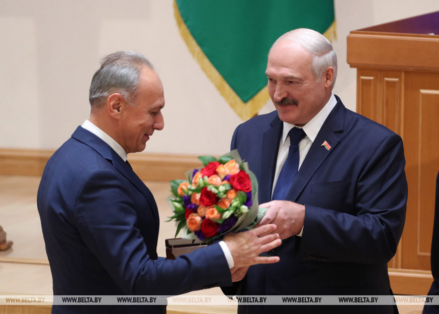 Александр Лукашенко награждает Виктора Чайчица