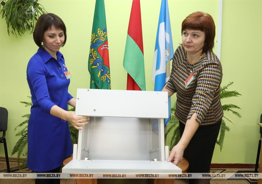 Члены избирательной комиссии Алена Приймак и Лилия Туркова