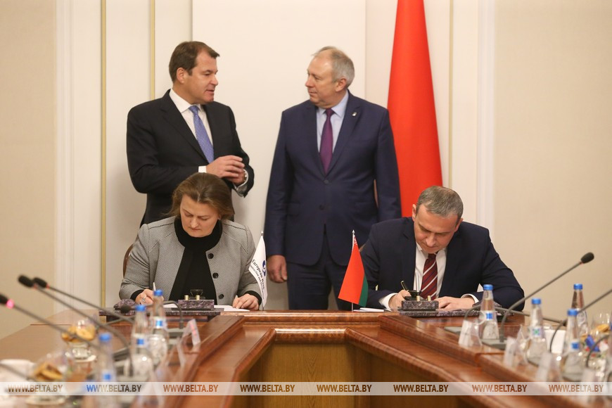 Старший банкир ЕБРР Елена Гордеева и министр транспорта и коммуникаций Беларуси Алексей Авраменко во время подписания соглашения.