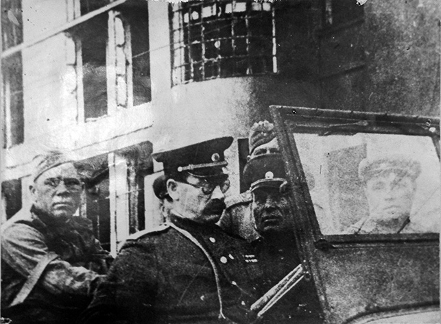 Командующий армией маршал бронетанковых войск П.А. Ротмистров в освобожденном Минске. Июль 1944 года