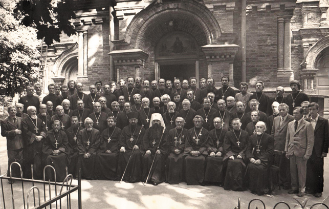 Священнослужители Минской епархии у входа в Свято-Александро-Невский храм