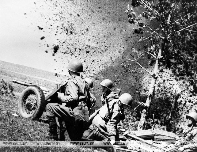 В бою расчет противотанкового орудия. 1943 год
