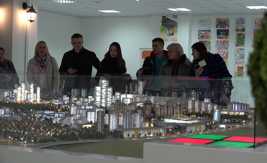 Покупатели с интересом рассматривали макет и весь комплекс "Минск Мир" как на ладони