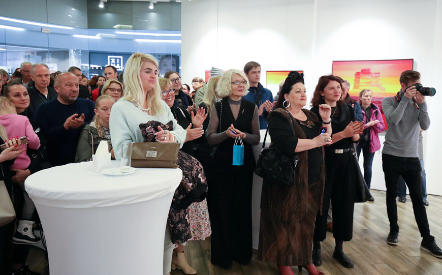 Персональная выставка известного белорусского художника Миколы Бущика "Існае ў колеры" открылась сегодня в художественной галерее "АртХаос"