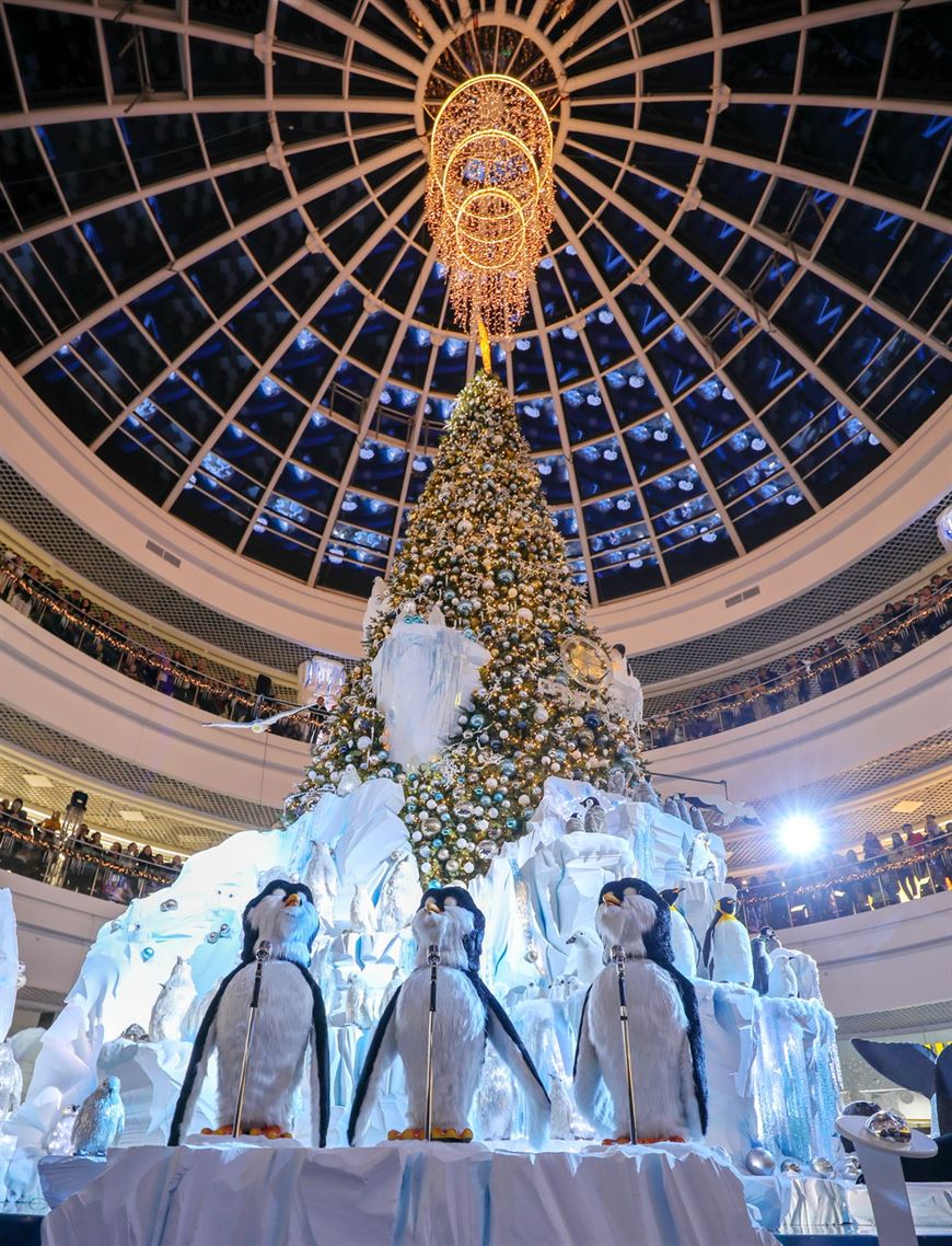 Огромная, под самый купол атриума новогодняя елка не просто красива - волшебна, а у подножия – трио великолепных поющих пингвинов