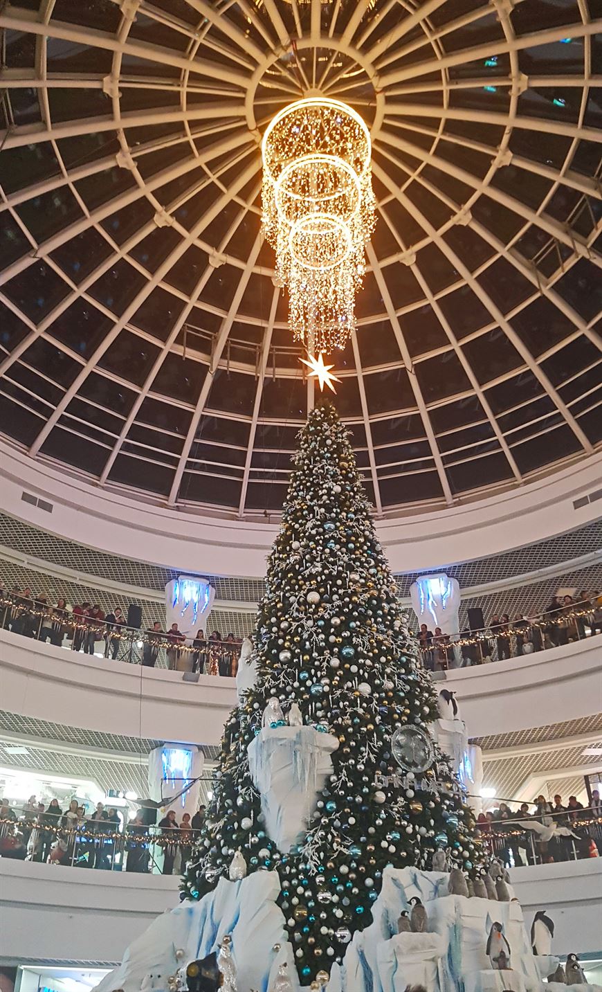 Потрясающая новогодняя елка установлена в главном атриуме торгового центра Dana Mall