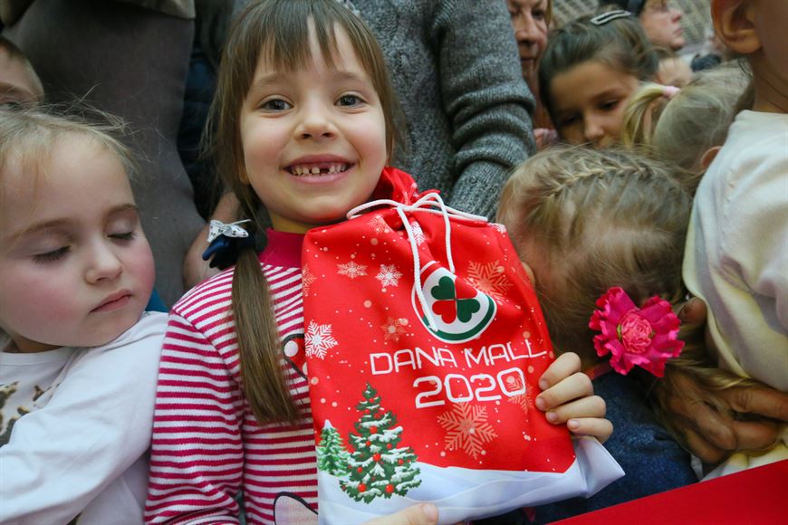 Дед Мороз вручил подарки не только авторам лучших писем, а всем-всем детям, которые пришли на праздник в "Дана Молл"