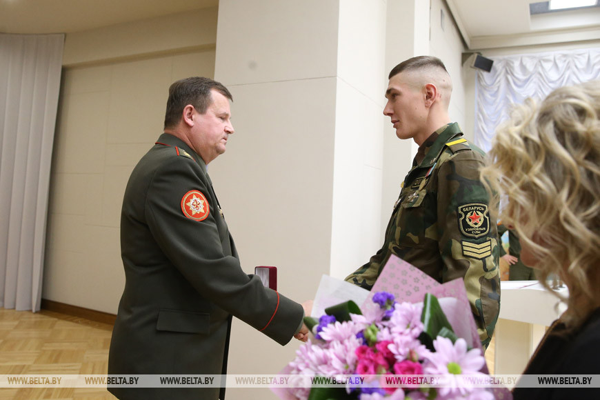 Министр обороны Андрей Равков награждает Виктора Вабищевича