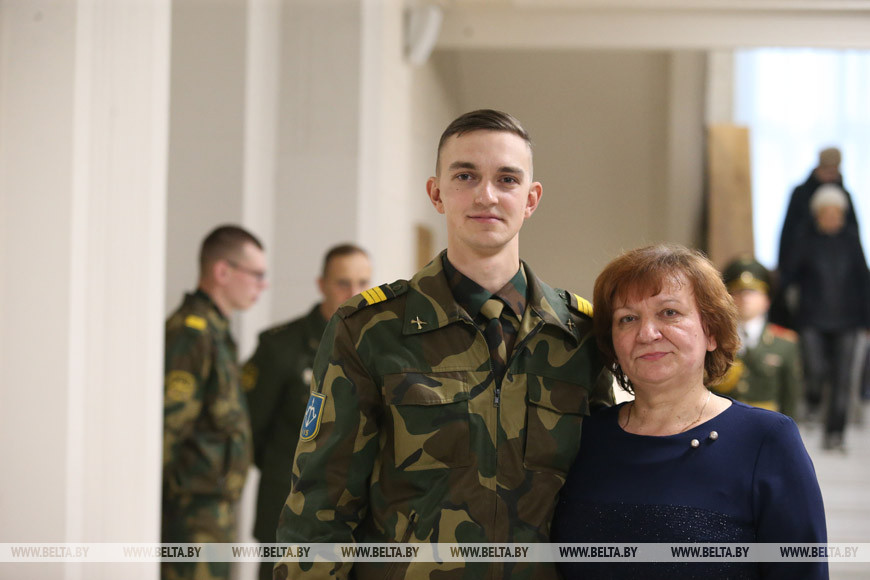 Сержант Дмитрий Ботюк с мамой Еленой Никитичной