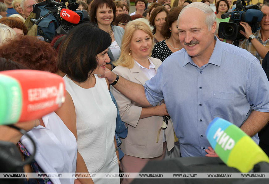 Александр Лукашенко с жителями Ивье
