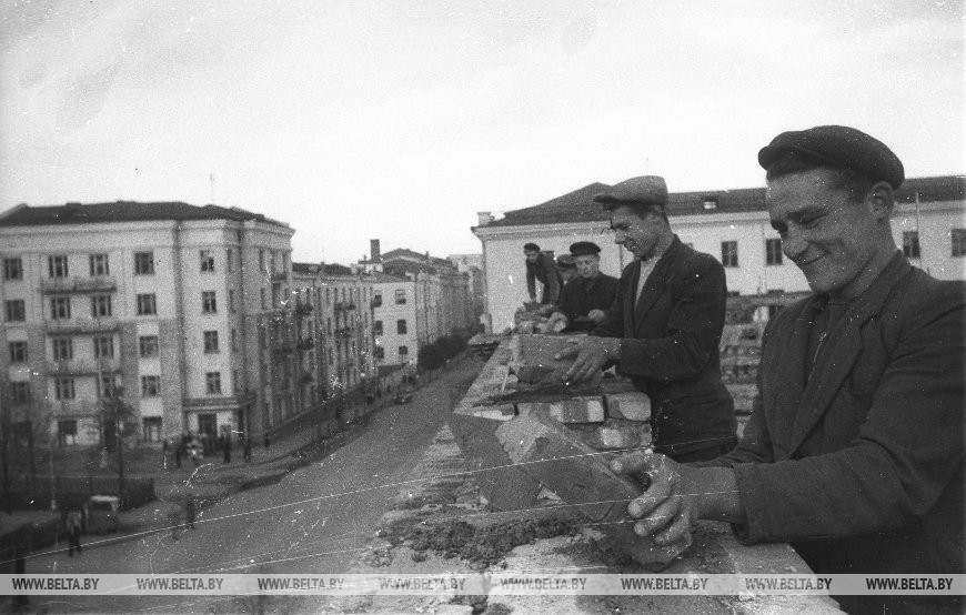 На строительстве дома на углу ул. Карла Маркса и Комсомольской, Минск. Фото БЕЛТА, 1950 г.