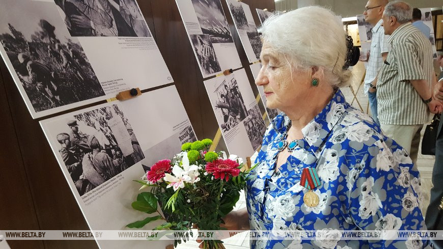 Татьяне Вселюбской вручили юбилейную медаль "75 лет освобождения Беларуси от немецко-фашистских захватчиков"