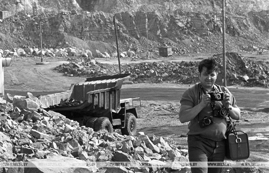Фотокорреспондент Брестского отделения БЕЛТА Эдуард Кобяк на гранитном карьере в Микашевичах. Фото БЕЛТА, 1980-е гг.